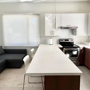 https://brand-new-modern-laneway-house.vancouver-hotels-bc.net